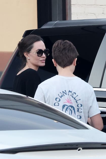 Toda de negro y con anteojos, Angelina Jolie fue captada por los paparazzi comprando comida para esta Navidad junto a su hijo Knox