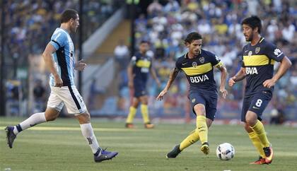 Toda la clase de Fernando Gago en un pase; el mediocampista central jugó un partido perfecto y generó los elogios del técnico Barros Schelotto