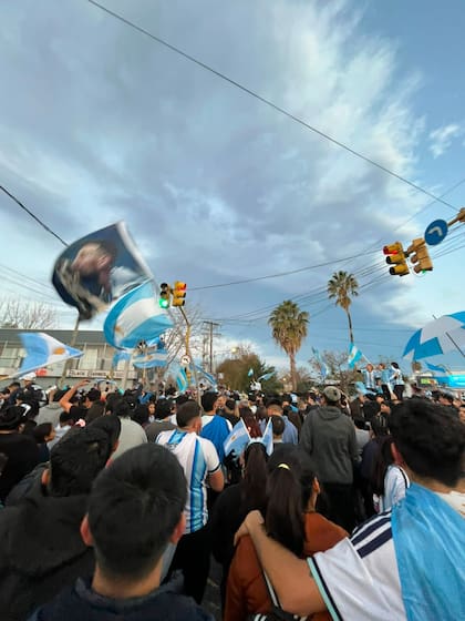 Toda la comunidad de Los Corralitos, en el departamento mendocino de Guaymallén, salieron a celebrar el triunfo de la Scaloneta