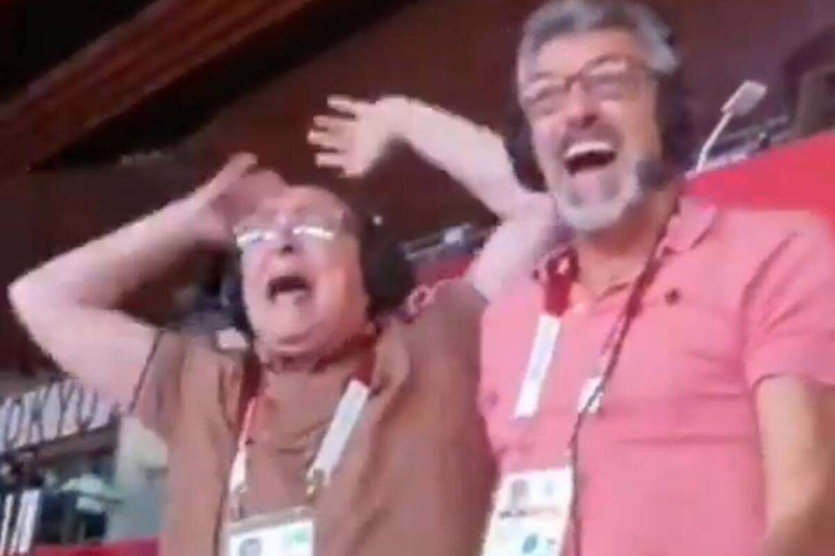 Toda la emoción de José Montesano (relator) y Hugo Conte (comentarista y ex jugador de la selección argentina de vóleibol) en el momento en el que Argentina vence a Italia en el tie-break de los cuartos de final de Tokio 2020.