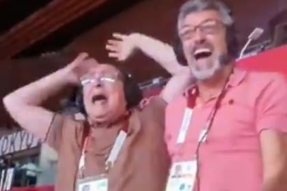 Toda la emoción de José Montesano (relator) y Hugo Conte (comentarista y ex jugador de la selección argentina de vóleibol) en el momento en el que Argentina vence a Italia en el tie-break de los cuartos de final de Tokio 2020.