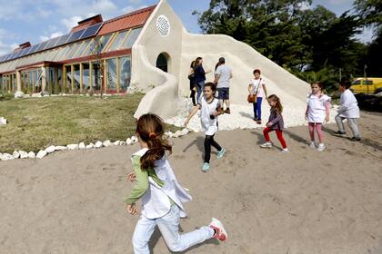 Toda la escuela fue realizada con materiales reciclados