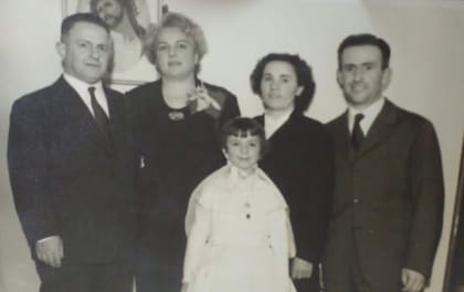 Toda la familia Alvarez, generaciones tras la bombonería "A los holandeses"