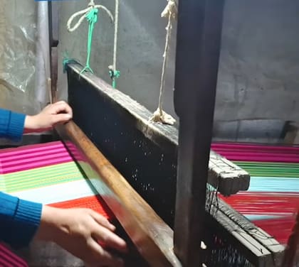 Toda la familia de Alonso Fuentes trabaja en el proyecto familiar para comercializar sus tejidos