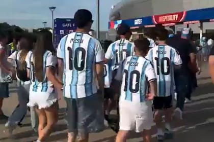 Toda la familia Messi decidió lucir la camiseta titular con la 10 en su espalda