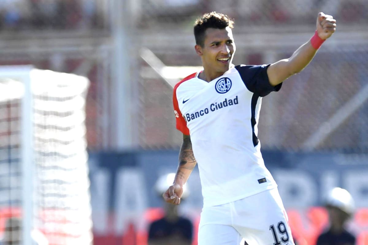 Toda la felicidad de Botta, tras anotar el único gol del Ciclón ante Newell’s; después se fue lesionado
