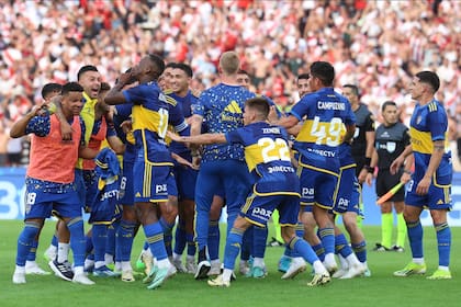 Toda la felicidad es de Boca, después del triunfo ante River en el estadio Mario Kempes de Córdoba