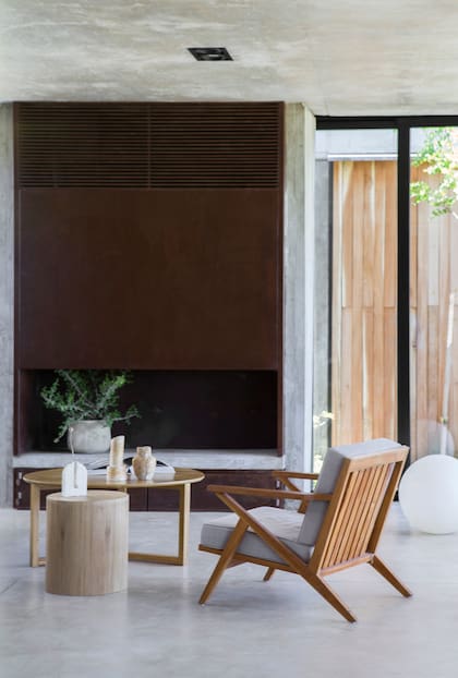 Toda la herrería (tanto chimenea como barandas) se fabricó con terminación óxido.