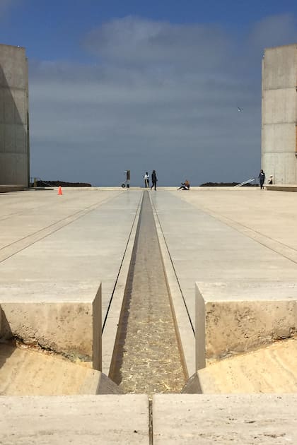 Toda la obra de Barragán contempla el espacio exterior donde naturaleza y arquitectura se funden en espacios exquisitos.