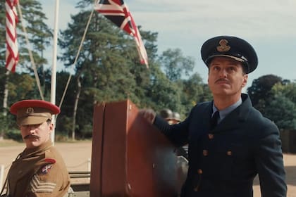 Toda la película responde a la disputa (registrada en los libros de historia) entre el jefe militar de los meteorólogos británicos, el capitán James Stagg (Andrew Scott) y su par estadounidense, el coronel Irving Krick (Chris Messina)