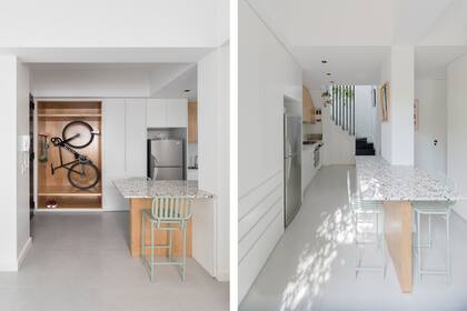 Toda la planta tiene piso de porcelanato ‘Urban Light Grey Natural’ de Vite (SBG). Barra con pie de kiri y tapa de terrazo 'Vendôme' diseñada por el Estudio. Banquetas (Bronx Decor).