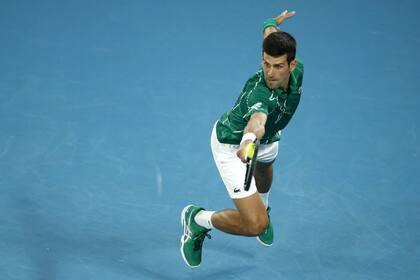 Toda la plasticidad en los movimientos de Djokovic en una imagen; el número 2 del mundo ya está en otra final grande