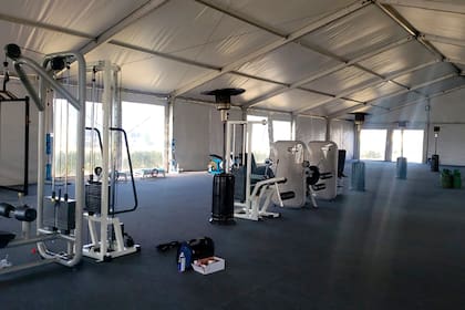 Toda la sala de musculación se trasladó al exterior, a una carpa enorme junto a las canchas, que se convirtió en un gimnasio con la indispensable ventilación natural