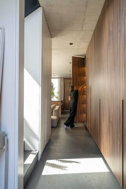 Toda la vivienda tiene techo de hormigón visto y piso de porcelanato 'Rocca Black' con terminación 'Out' (Vitte).