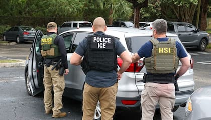 Toda persona tiene derecho a permanecer en silencio y no hablar de su situación migratoria con la policía, los agentes de inmigración u otros funcionarios