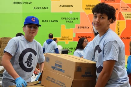 Toda una red de voluntarios se encarga de dar despensas gratis a quien más las necesitan en Chicago (Instagram/@fooddepository)