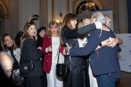 Todas en fila para saludar, abrazar y mimar al gran protagonista del día.