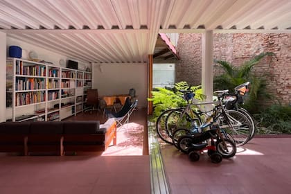 El piso del patio y el estudio es un mosaico granítico (Quadri) que se eligió para que tuviera más relación con el jardín y con la vereda, y permitiera entrar las bicicletas o un auto.