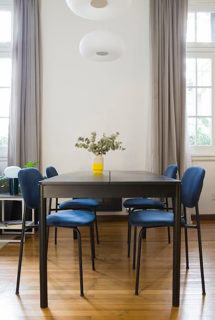 Todas las aberturas fueron restauradas durante la reforma. Mesa de comedor, sillas
y banquetas (Estudio Te). Lámparas colgantes (Iluminación Agüero).