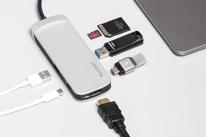 Todas las alternativas de conexión del Kingston Nucleum: HDMI, USB 3.1, USB-C, tarjetas SD y microSD