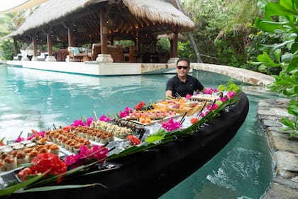 Todas las comidas son diferentes y en distintos ámbitos. Un momento importante de la estadía es el almuerzo con sushi en la piscina.