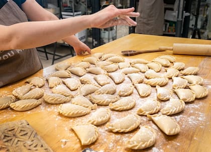 Todas las empanadas son hechas a mano.