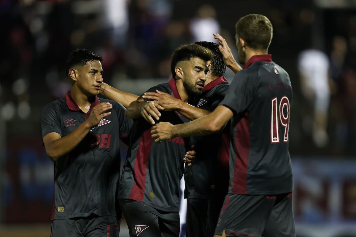 Todas las felicitaciones para Marcelino Moreno, autor de dos goles en el triunfo granate