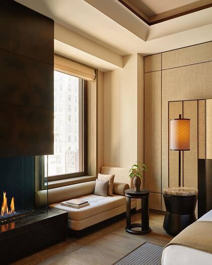 Todas las habitaciones del Aman Nueva York tienen una chimenea moderna