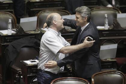 Abrazos, charlas y risas en una de las últimas sesión antes del recambio de integrantes de la Cámara