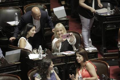 Distendidos, varios diputados se tomaron fotos minutos antes del arranque de la sesión