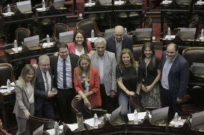 También hubo fotos grupales, a modo de despedida, previo a que se produzca el recambio de legisladores