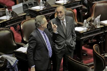 Agustín Rossi (FpV) y Pablo Tonelli (Cambiemos) en la previa de la sesión