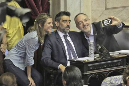 Las "selfies" fueron una de las constantes en la previa de la sesión donde los diputados debatirán más de 50 leyes