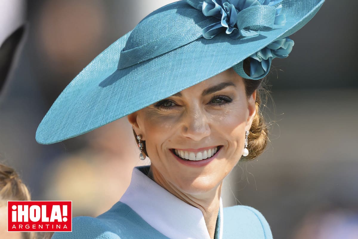 Todas las miradas en Kate. El sábado 14, la princesa acompañó el desfile militar en un carruaje, junto a sus hijos. Luego, con la familia real saludó a la multitud desde el balcón del Palacio de Buckingham.