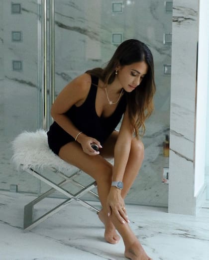 Todas las miradas se posaron en el peculiar taburete que tenía Antonela en el baño