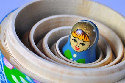 Todas las muñecas salen del mismo bloque para respetar los procesos de expansión y contracción de la madera. El tallado es con torno y cincel, y la primera muñeca que se talla es la más pequeña.