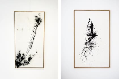 Todas las obras son firmadas por la dupla fundadora. Aquí, las piezas 'Yajirushi' y 'Wasi', parte de la serie Japan II en carbón sobre canvas de algodón y lino.