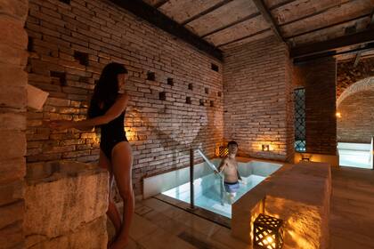 Todas las paredes están recubiertas de ladrillos a la vista y la atmósfera recrea la arquitectura jesuita