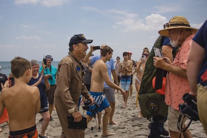 Todas las personas que se encontraban en la playa aclamaron al piloto por su destreza y le agradecieron por no haber herido a nadie