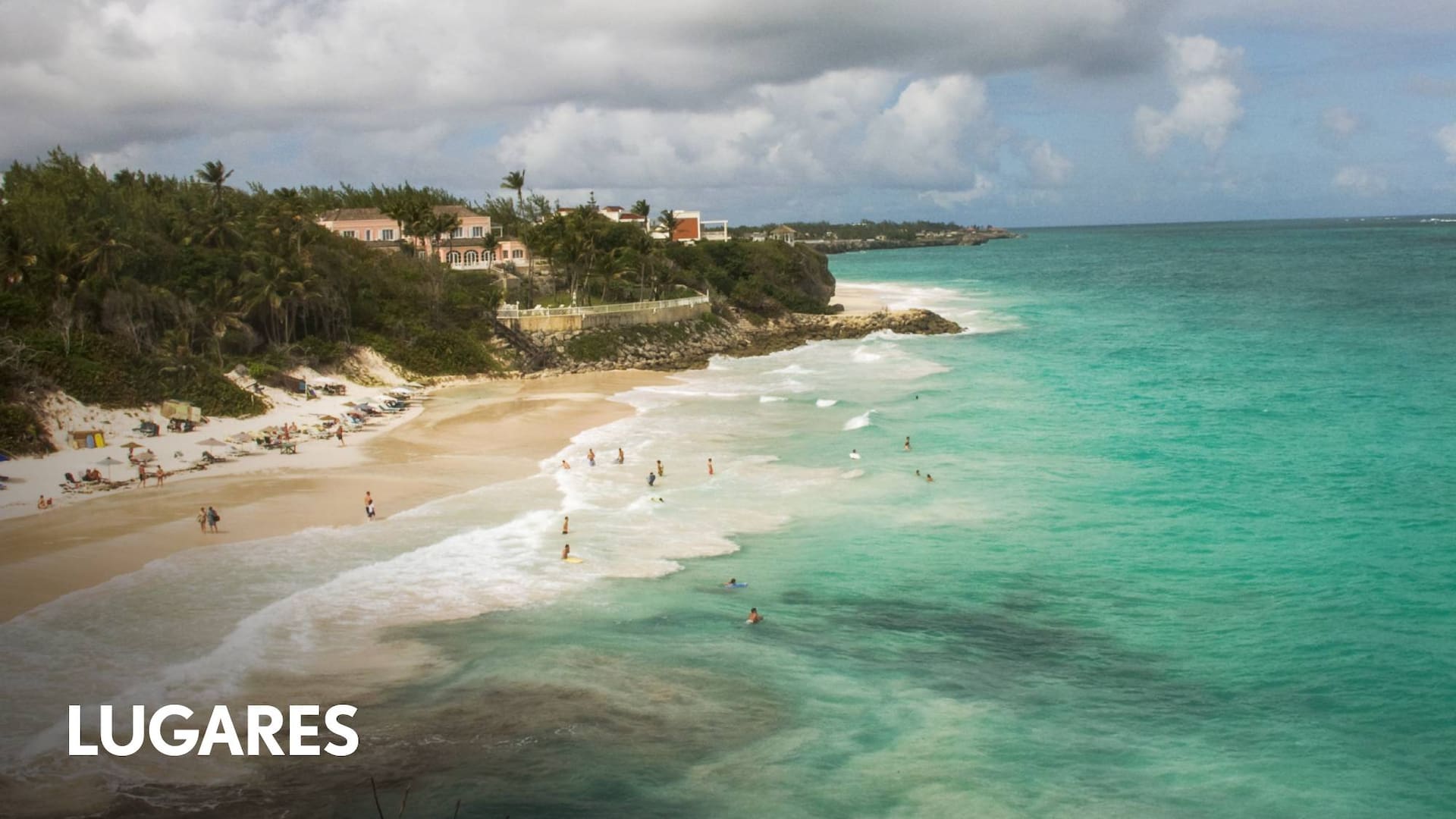 En Barbados, todas las playas son públicas. La casa rosada que asoma en la colina es del príncipe Andrew de Inglaterra.