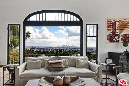 Todas las salas de estar ofrecen vistas espectaculares a la ciudad de Los Ángeles (Compass)