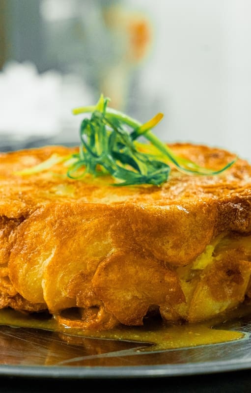 Todas las tortillas tienen cinco centímetros de altura. Una tortilla de un kilo tiene ocho huevos y puede alimentar a cuatro personas.