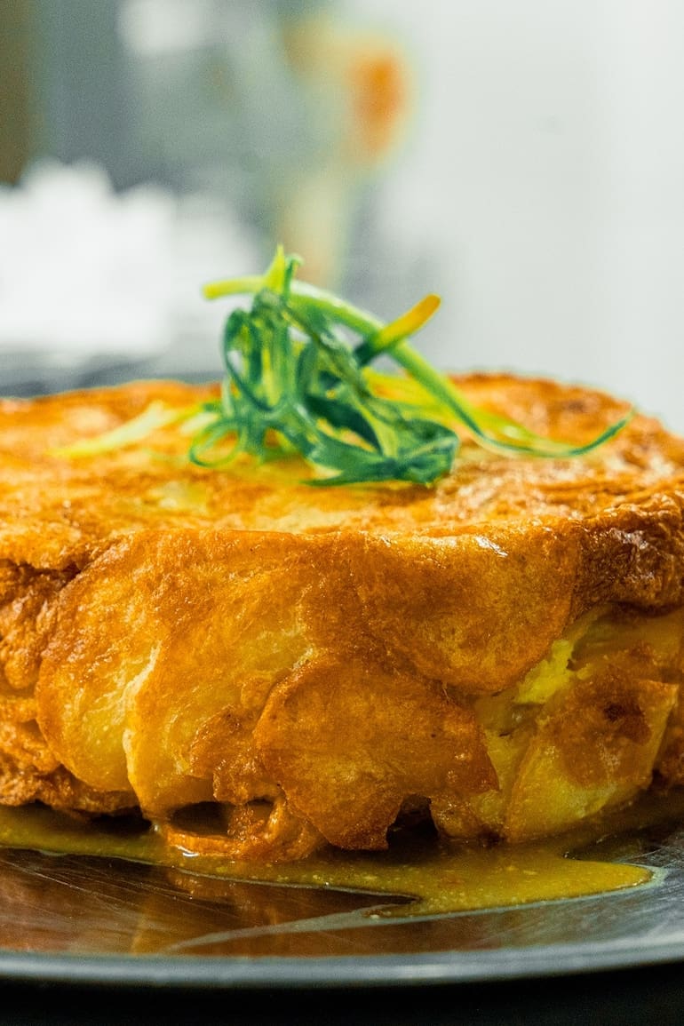 Todas las tortillas tienen cinco centímetros de altura. Una tortilla de un kilo tiene ocho huevos y puede alimentar a cuatro personas.