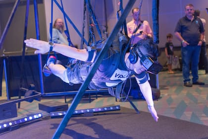 Todavía en sus inicios, la realidad virtual permite estar en lugares inexistentes (que, sin embargo, se sienten muy reales). Y es solo una de las muchas formas en que las nuevas tecnologías alteran el espacio