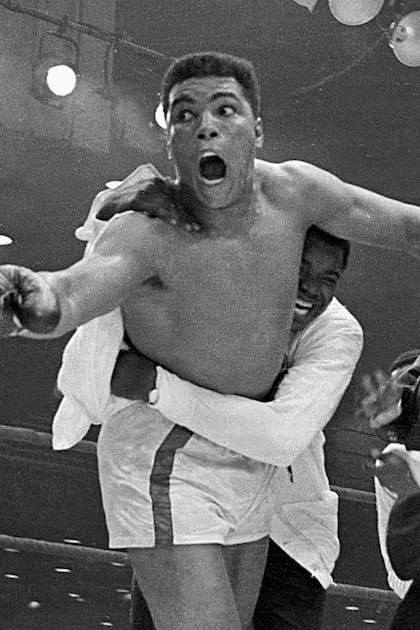 Todavía era Cassius Clay cuando se consagró campeón mundial; en la foto, festeja su triunfo sobre Sonny Liston el 25 de febrero de 1964; un par de semanas después nació Alí
