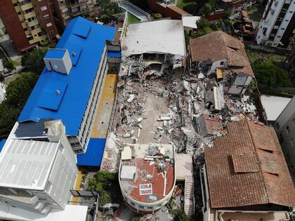 Todavía hay escombros en el apart-hotel Dubrovnik en Villa Gesell