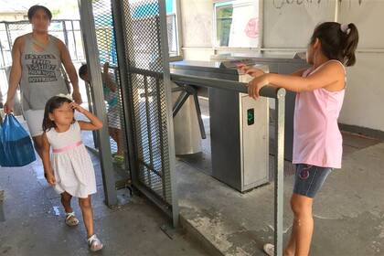 Todavía hay mucha evasión en el pago de boletos, como sucede en la estación Rivadavia de la línea Mitre