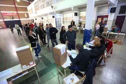 Todavía hay mucha gente haciendo fila para votar en todo el país; el comicio cerrará a las 18