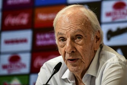 "Todavía me siento con fuerzas para discutir sobre fútbol", sentenció El Flaco; quedó cierta indefinición sobre su rol