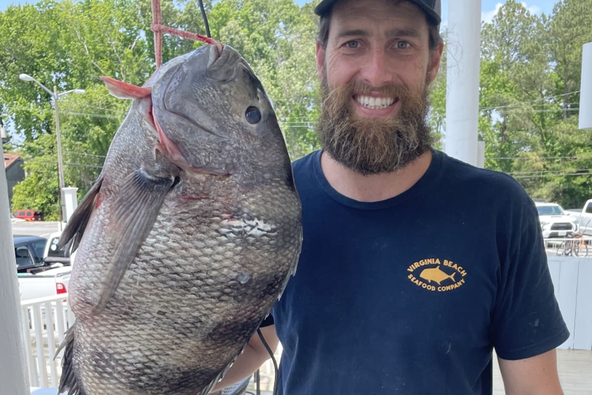 Todd Elder, de 38 años, batió un récord mundial al capturar al ejemplar, de más de ocho kilos de peso